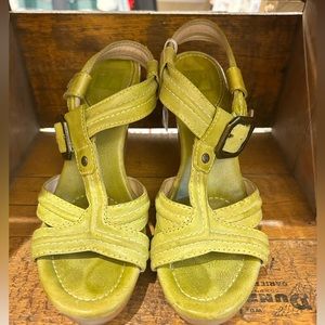 Frye Sage Trapunto Wood Heel T Strap Sandal